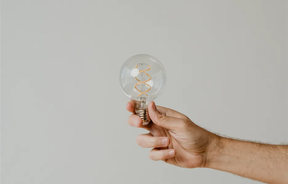 Mão segurando lâmpada